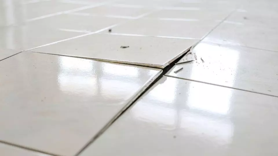 Nguyên nhân tại sao và cách xử lý gạch bị bong tróc, không bám dính với nền